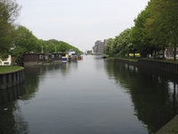 905308 Gezicht over het Merwedekanaal te Utrecht, vanaf de Noordersluis, met op de achtergrond de Liesboschbrug.